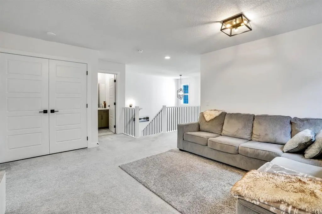 353 Walcrest View SE