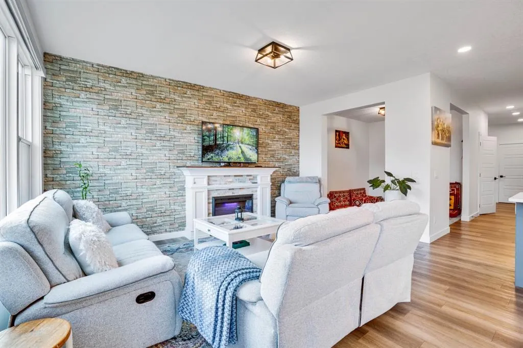 353 Walcrest View SE