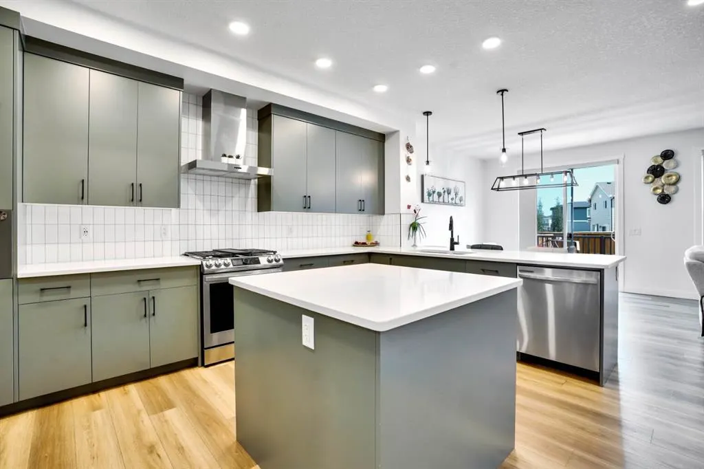 353 Walcrest View SE