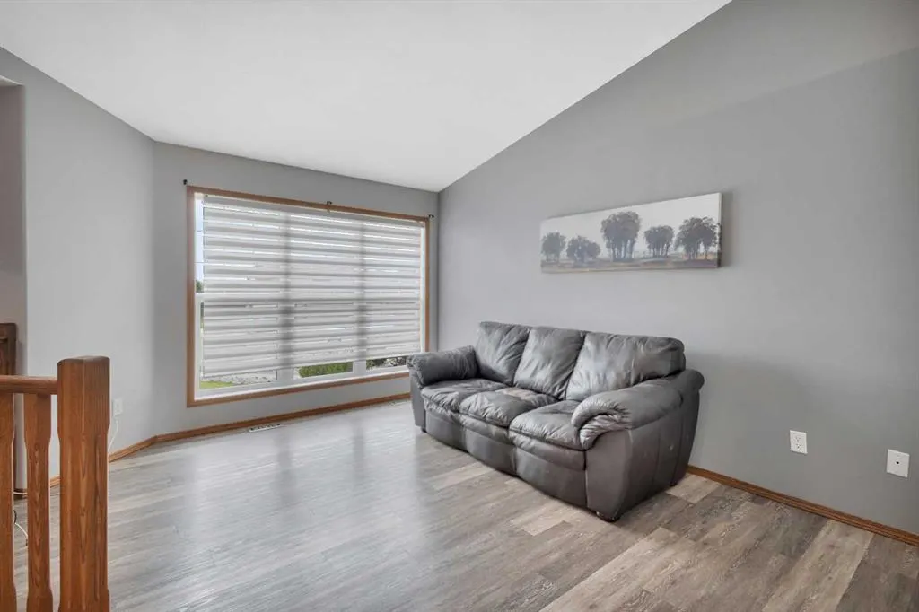 6407 60 Street Close
