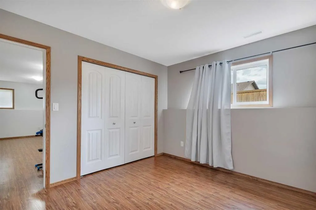 6407 60 Street Close