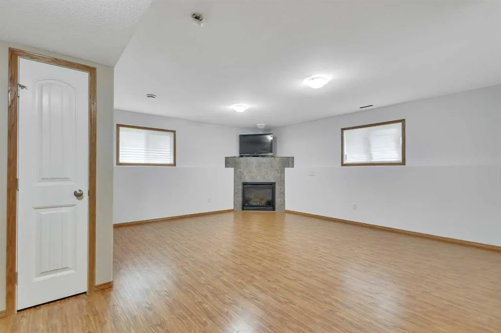 6407 60 Street Close