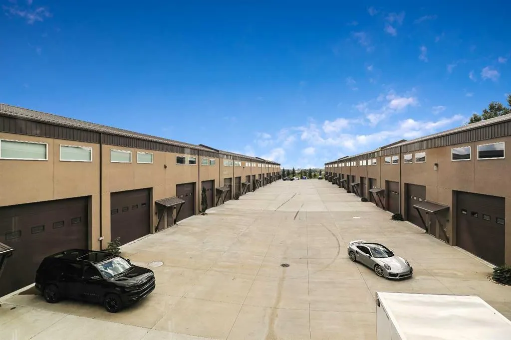 306046 17 Street E, #22