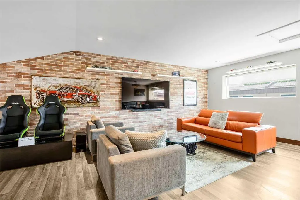 306046 17 Street E, #22