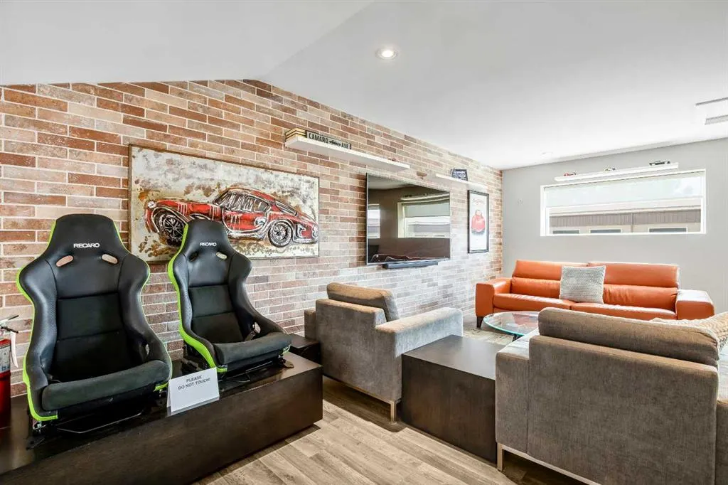 306046 17 Street E, #22