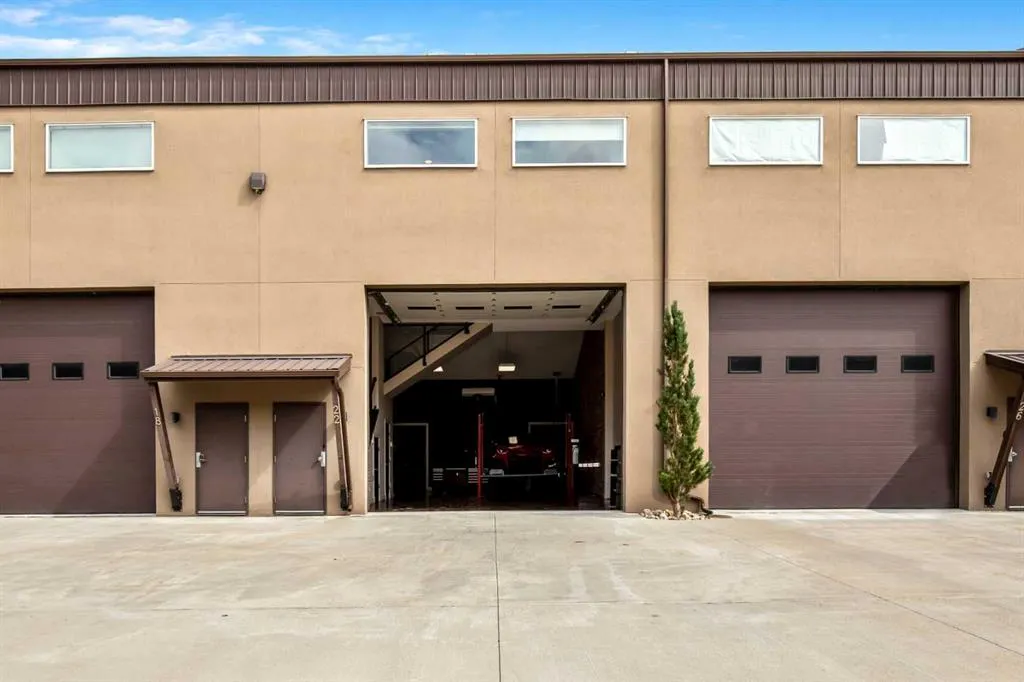 306046 17 Street E, #22