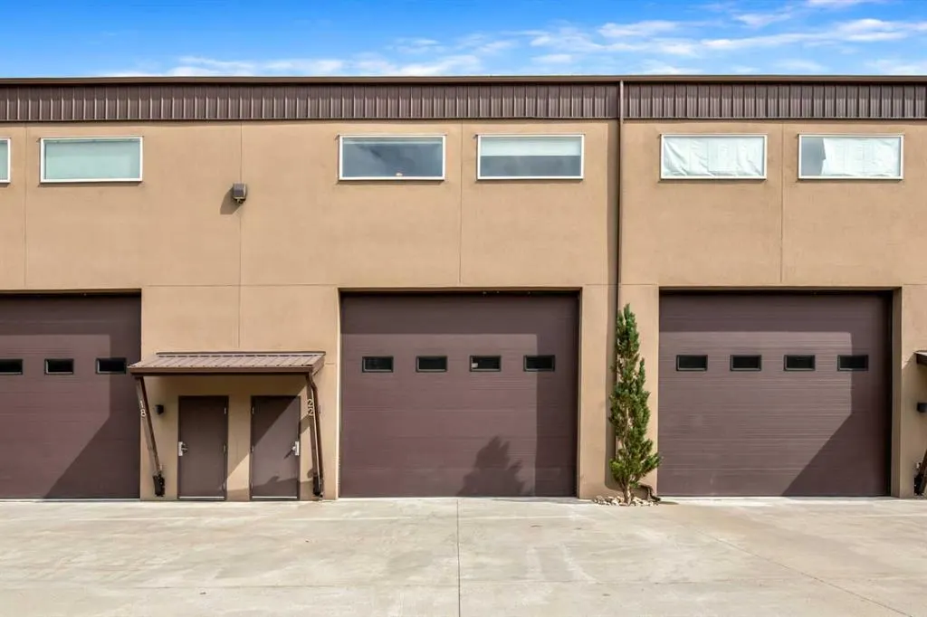 306046 17 Street E, #22