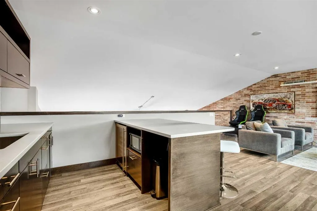306046 17 Street E, #22