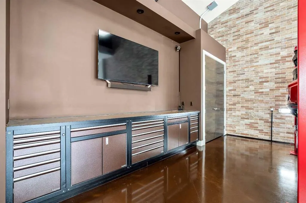 306046 17 Street E, #22