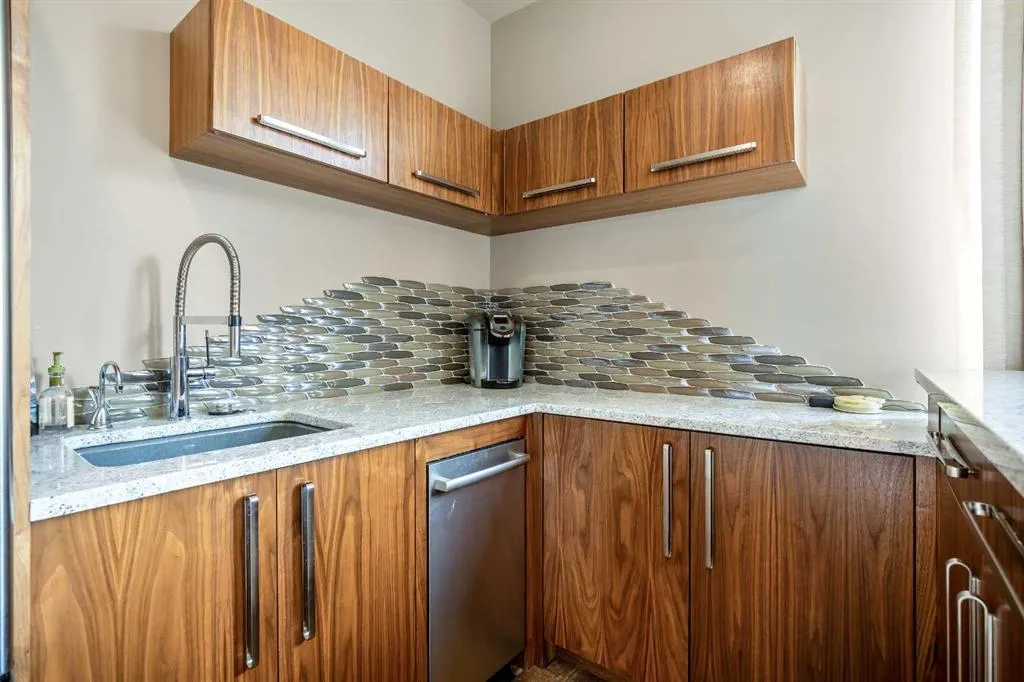306046 17 Street E, #22