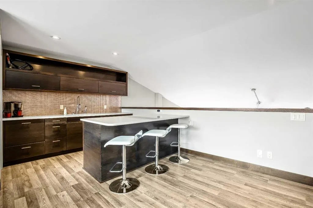 306046 17 Street E, #22