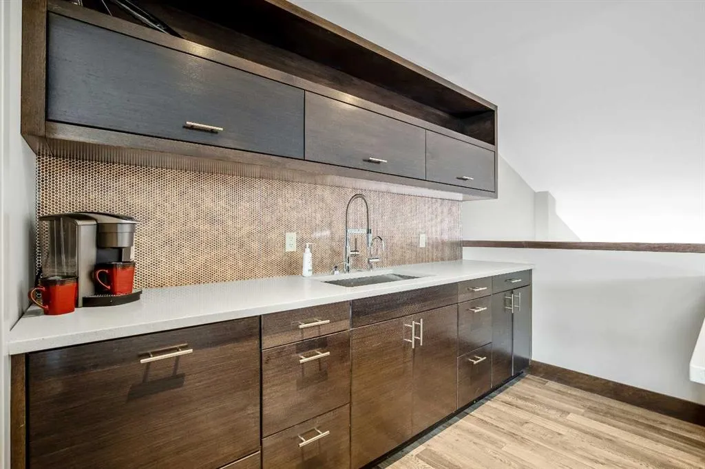 306046 17 Street E, #22