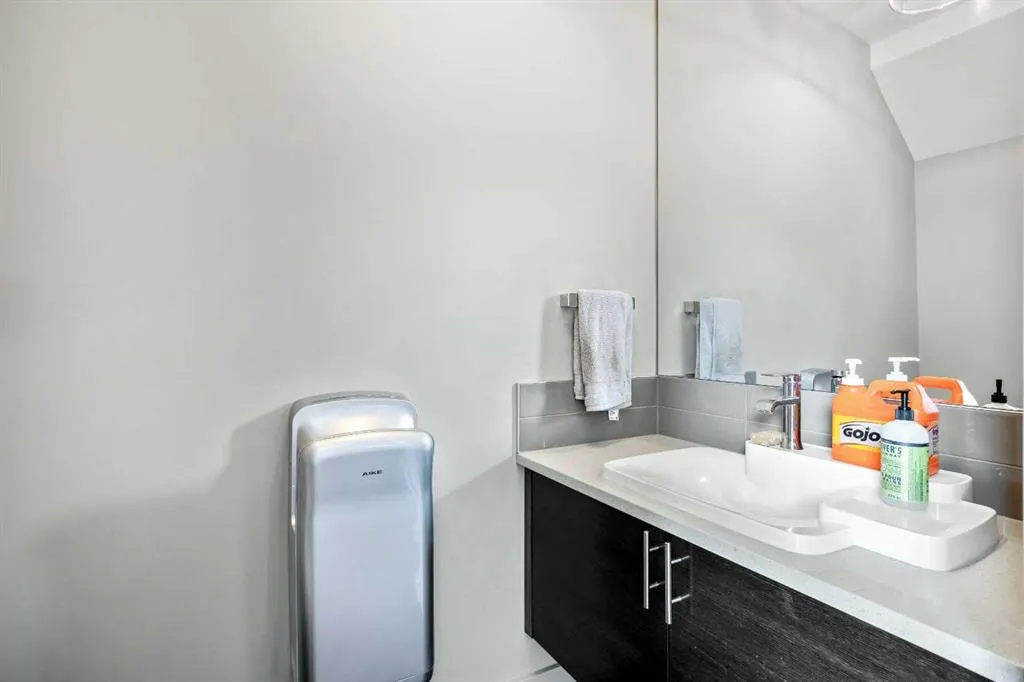 306046 17 Street E, #22