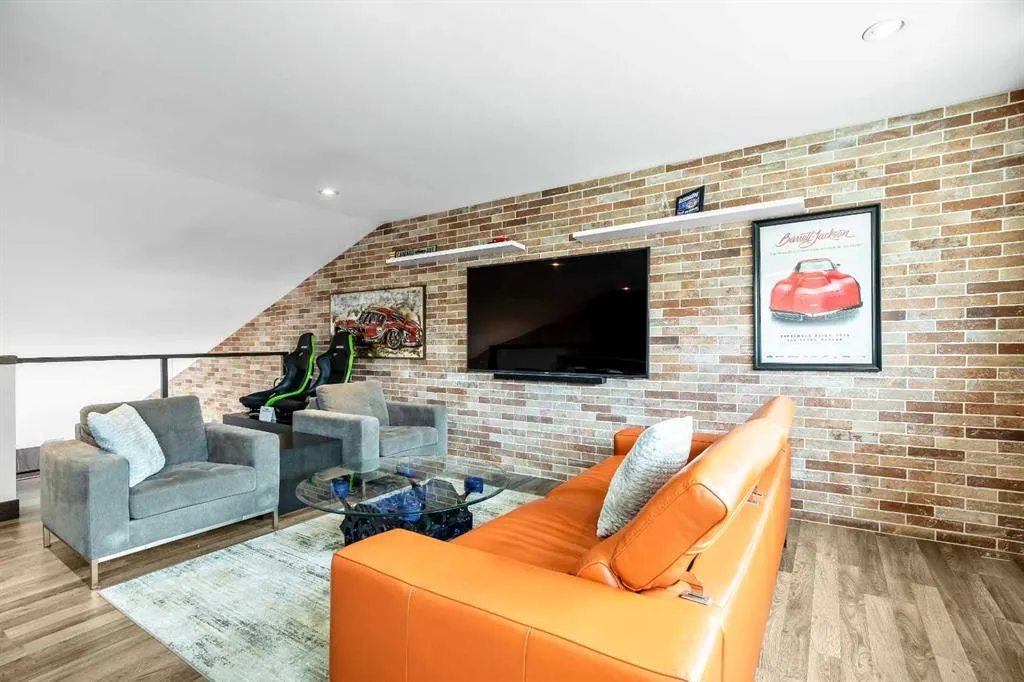 306046 17 Street E, #22