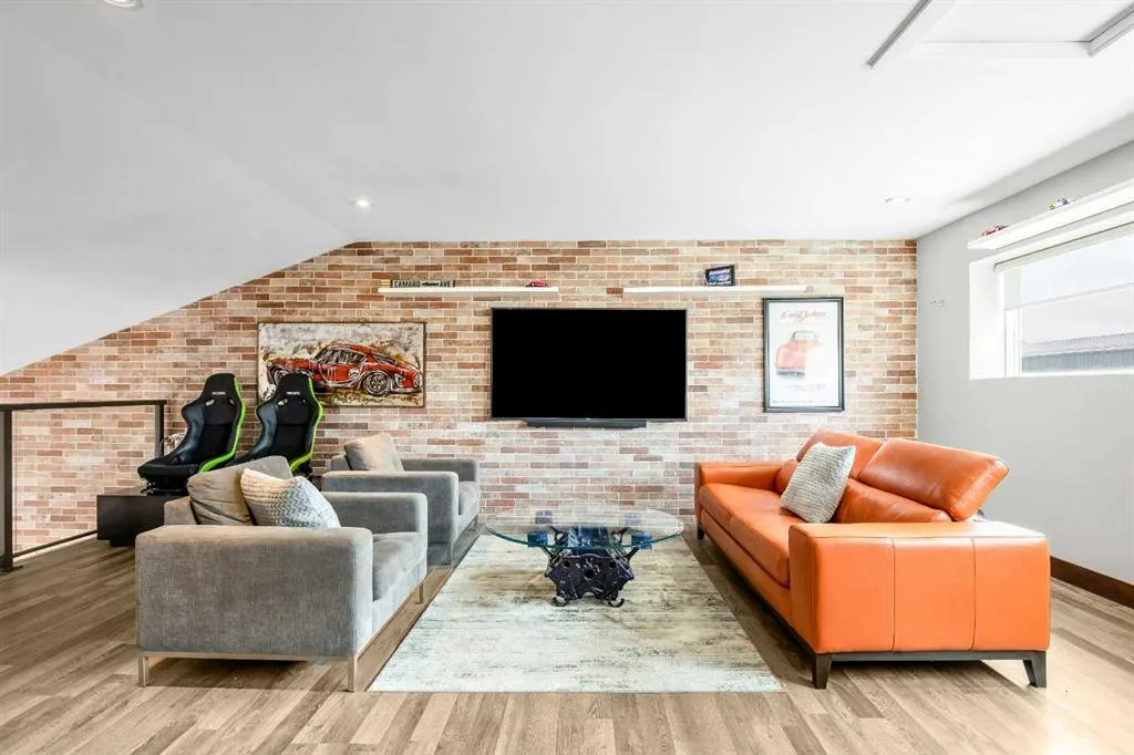 306046 17 Street E, #22