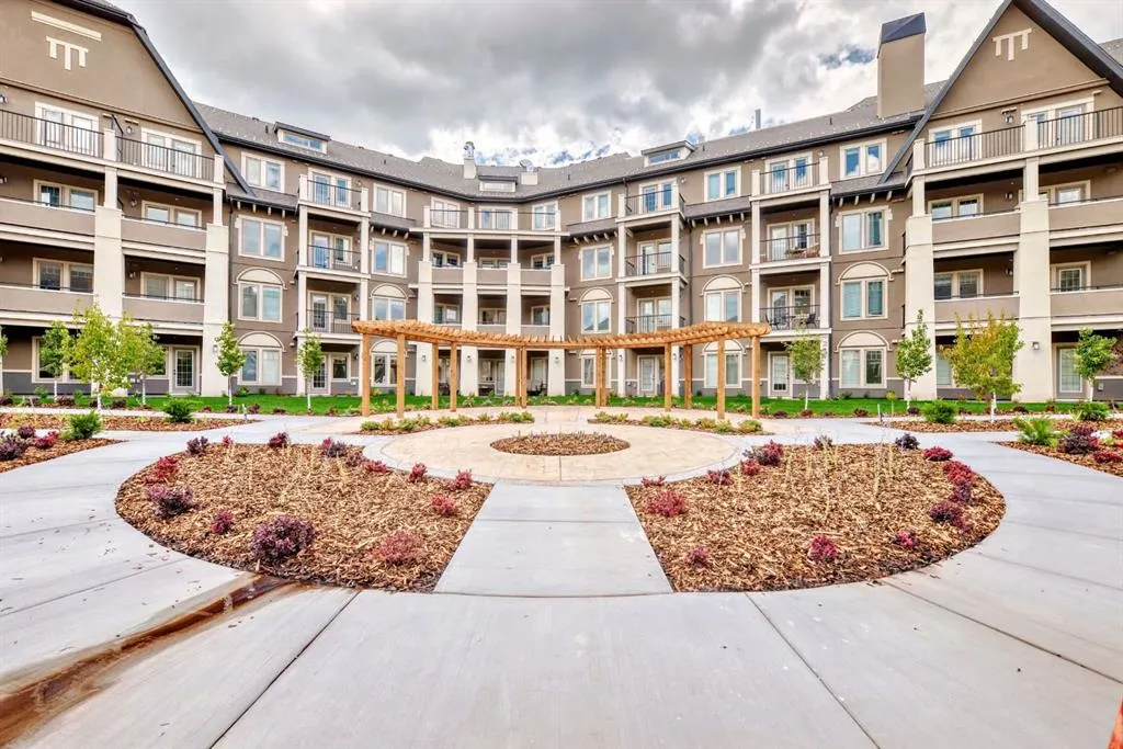 20 Mahogany Mews SE, #410