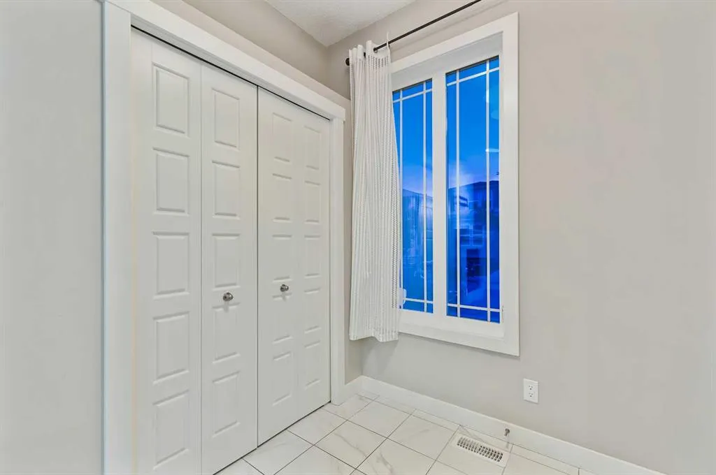 26 Howse Row NE