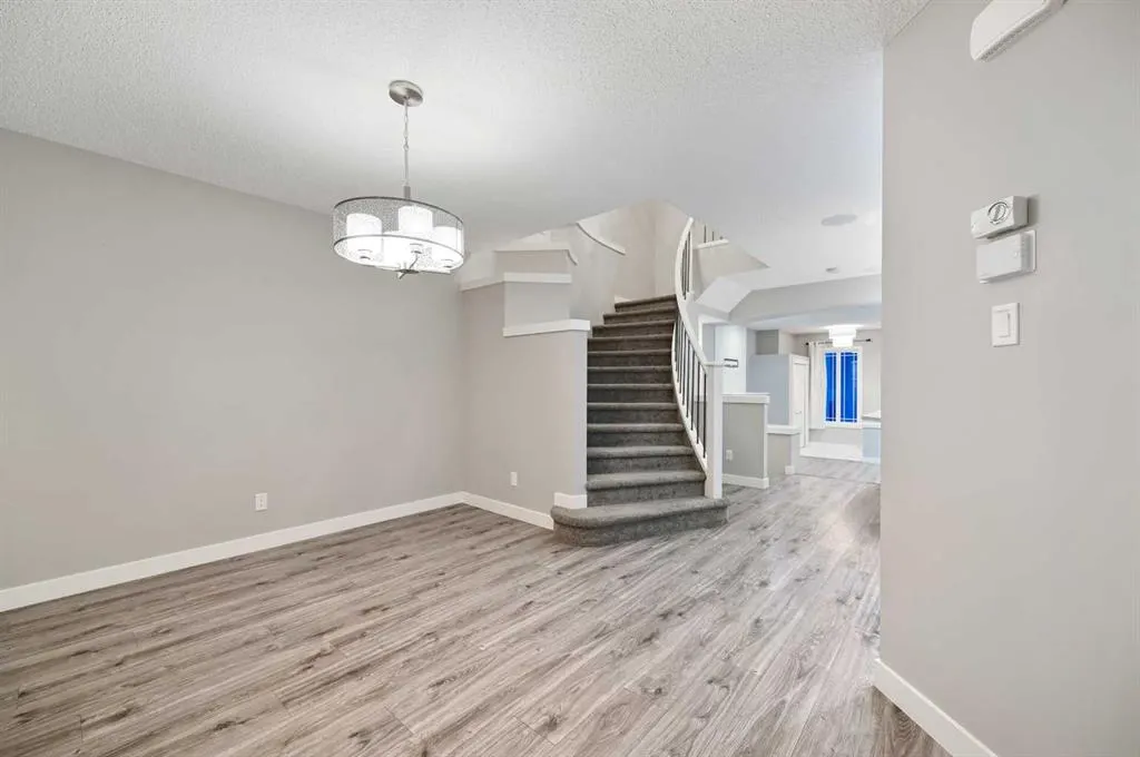 26 Howse Row NE