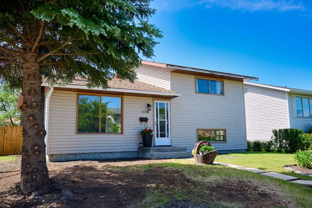 1176 Penrith Crescent SE