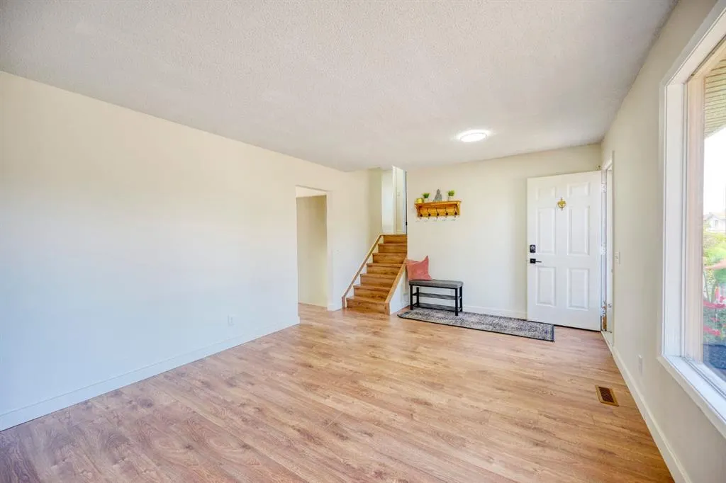 1176 Penrith Crescent SE