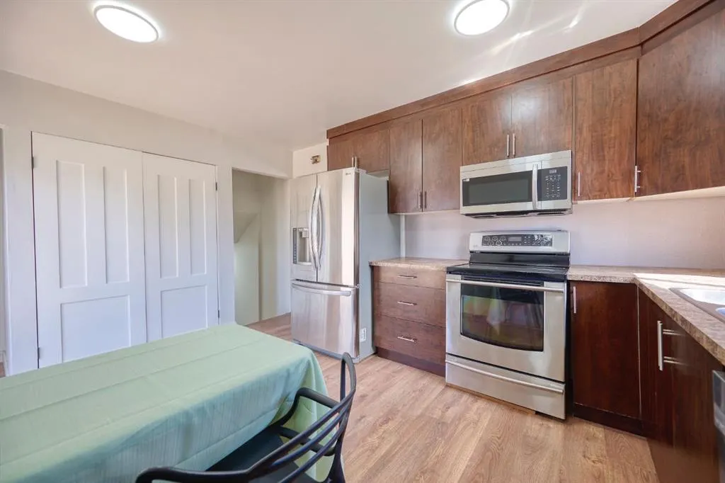 1176 Penrith Crescent SE