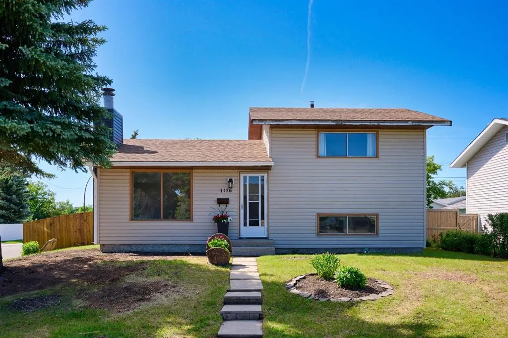 1176 Penrith Crescent SE