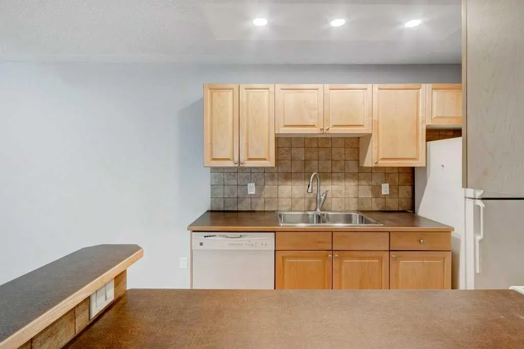 638 Meredith Road NE, #302