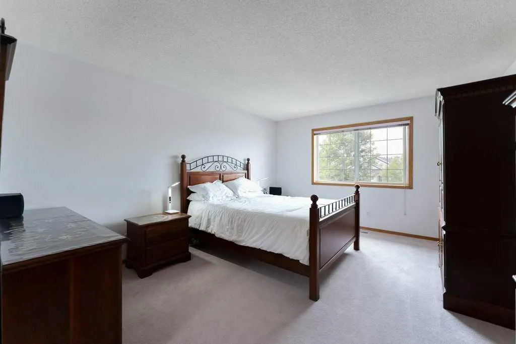 62 Edgebrook Heights NW