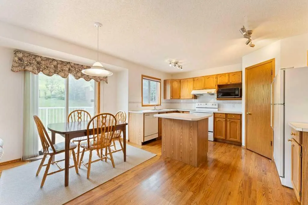62 Edgebrook Heights NW