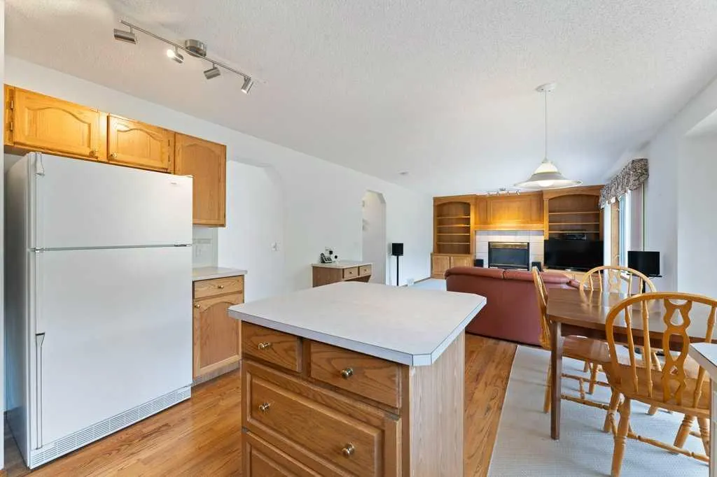 62 Edgebrook Heights NW