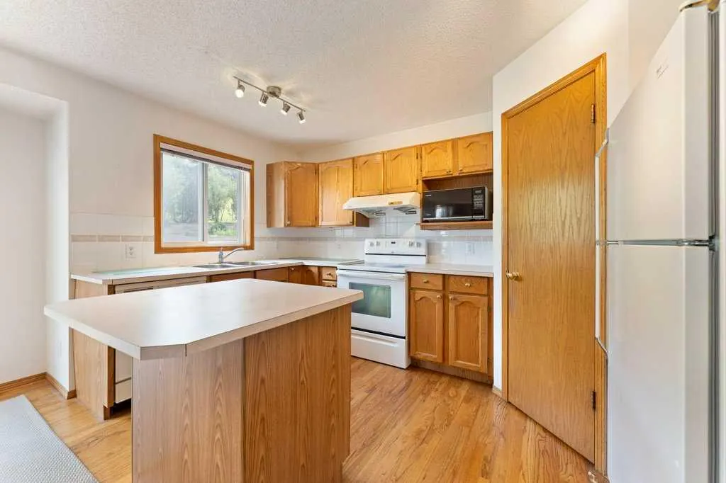 62 Edgebrook Heights NW
