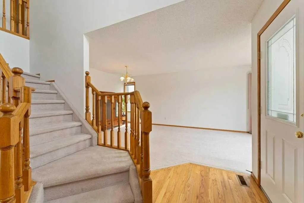 62 Edgebrook Heights NW