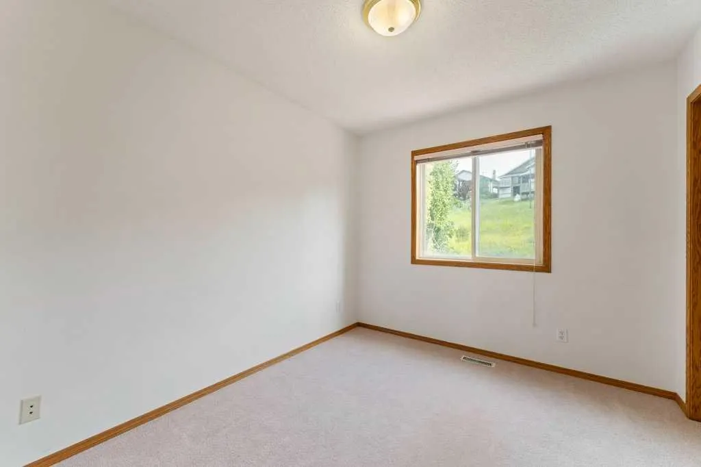 62 Edgebrook Heights NW