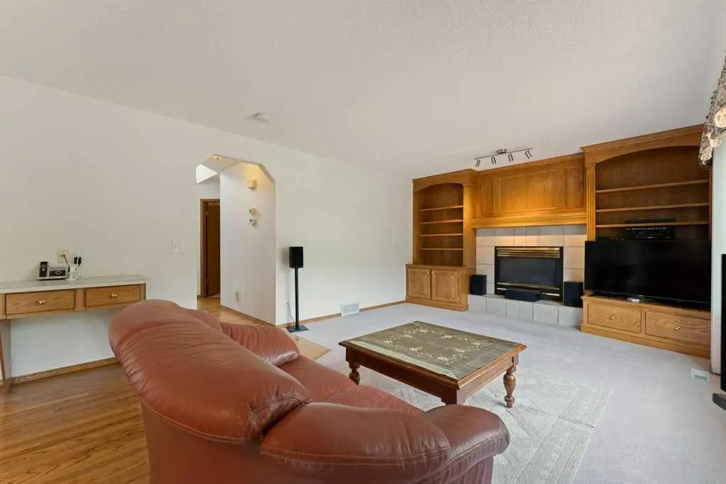 62 Edgebrook Heights NW