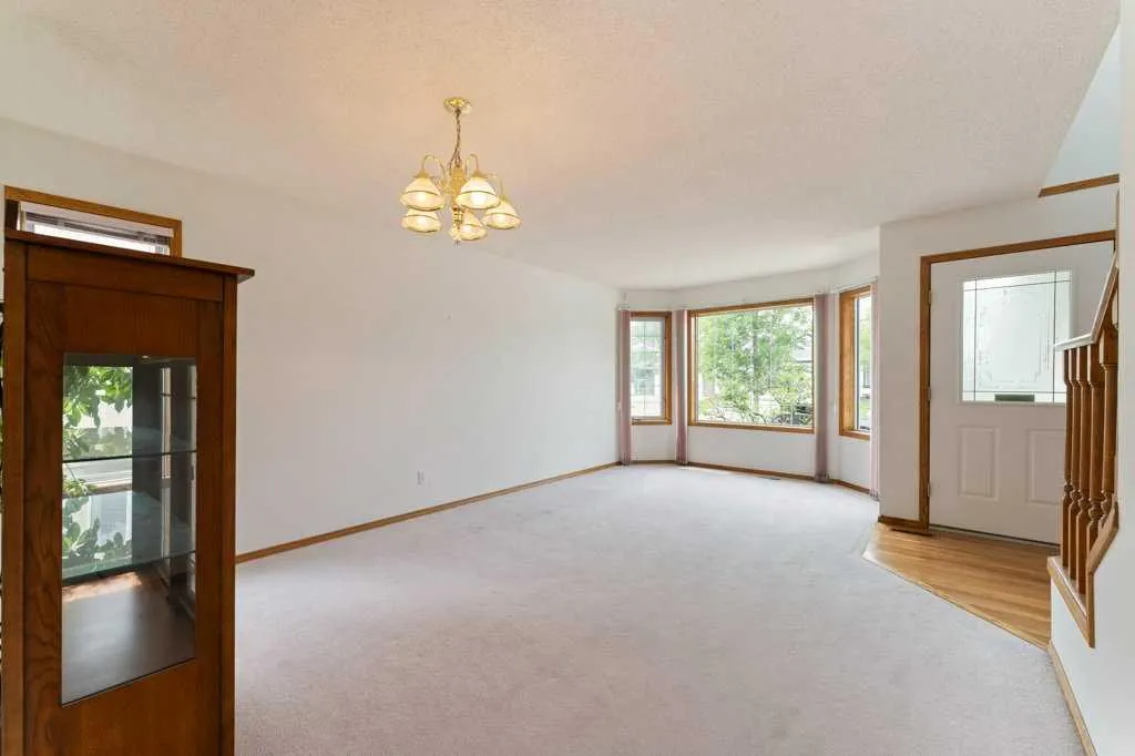 62 Edgebrook Heights NW