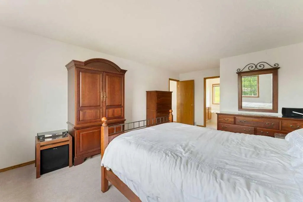 62 Edgebrook Heights NW