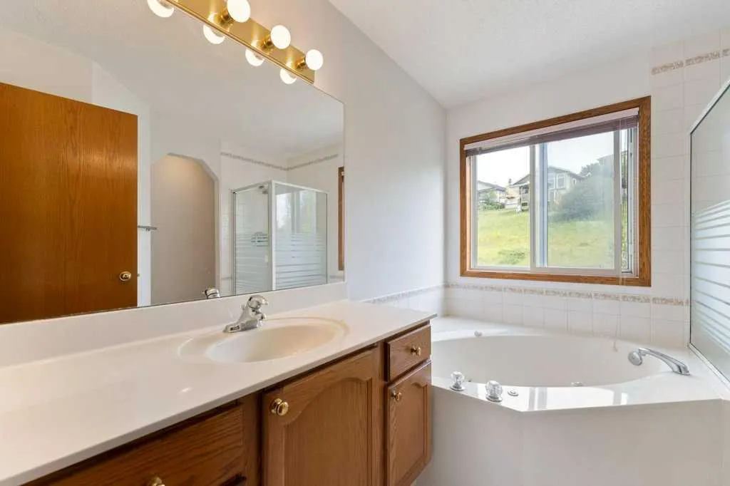 62 Edgebrook Heights NW
