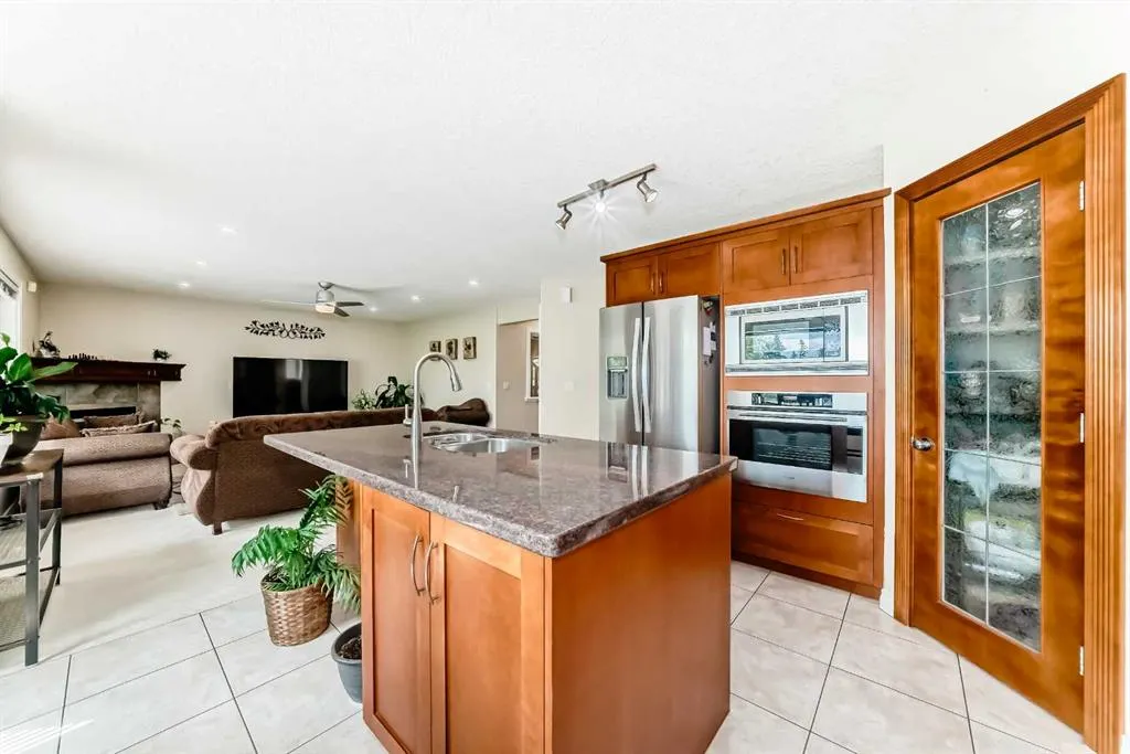 146 Scenic View Close NW