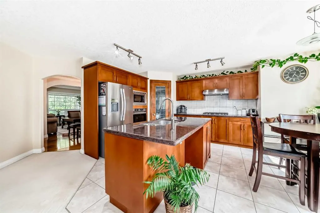 146 Scenic View Close NW