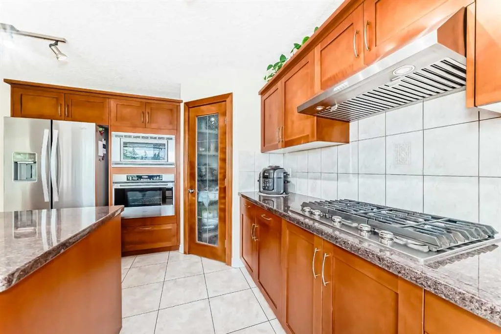 146 Scenic View Close NW