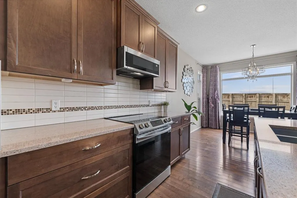 353 Panora Way NW