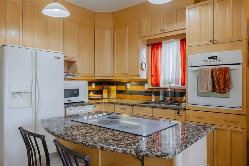 15 Elma Street W
