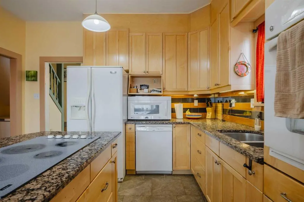 15 Elma Street W