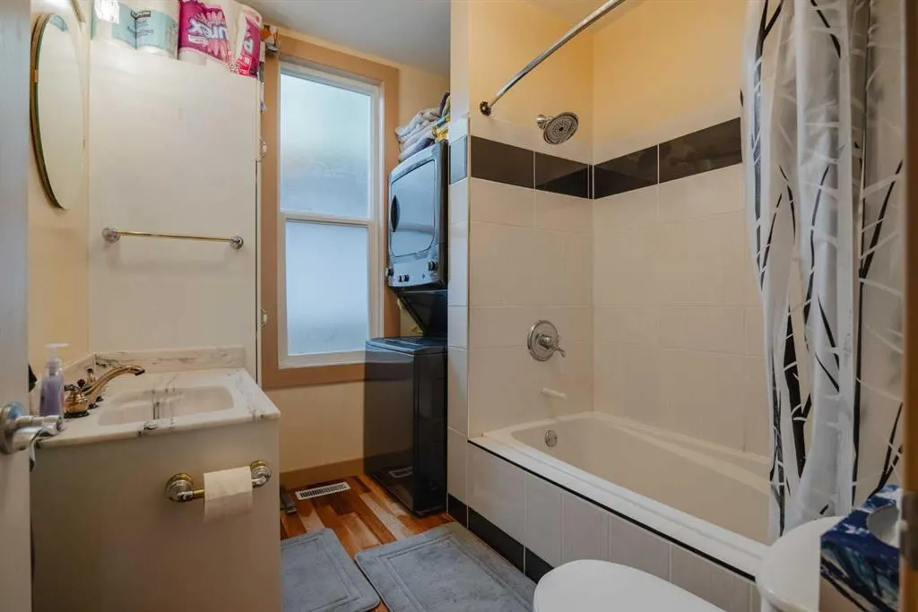 15 Elma Street W