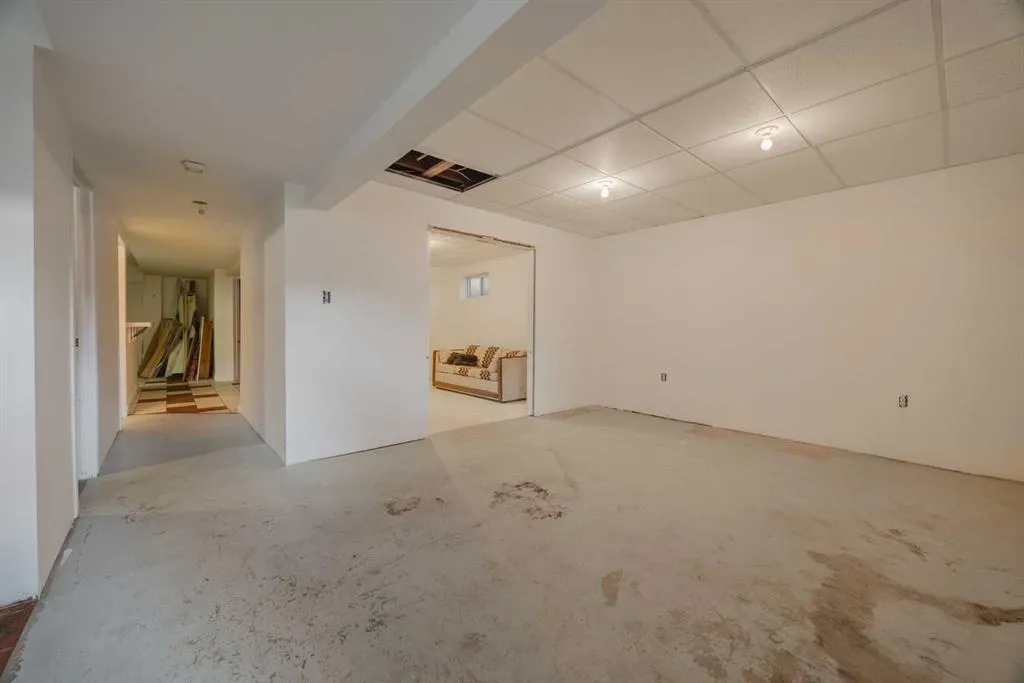 15 Elma Street W