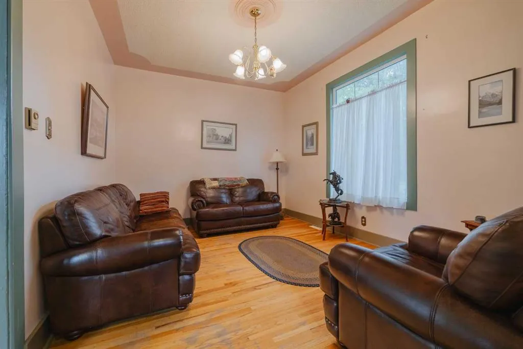 15 Elma Street W
