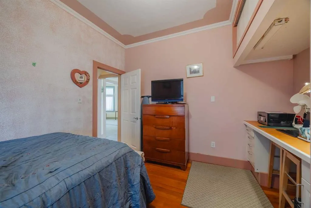 15 Elma Street W