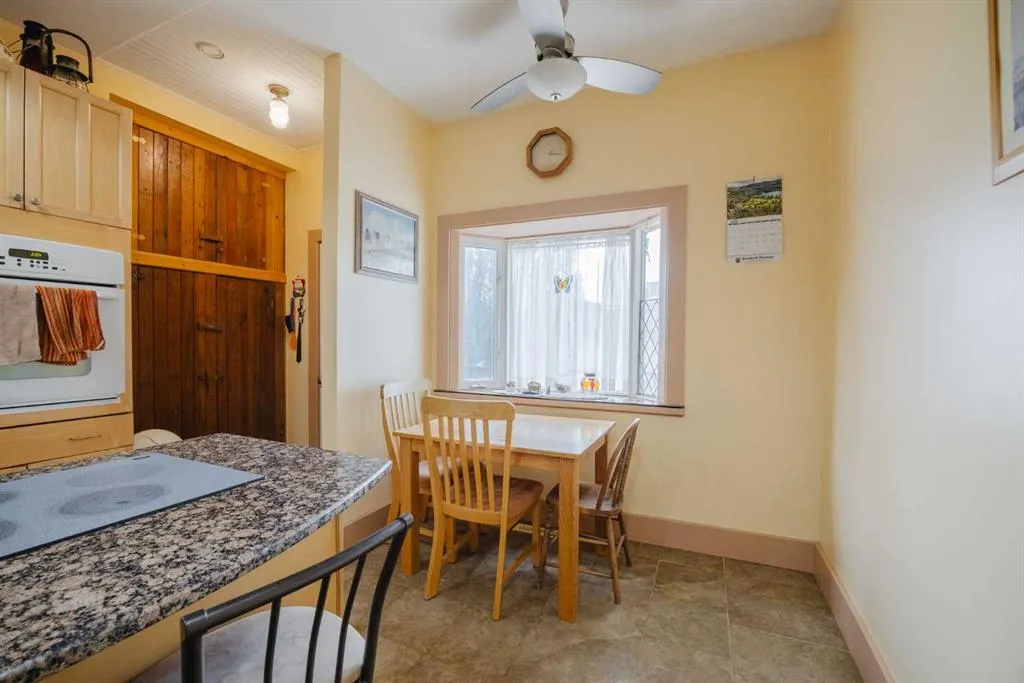 15 Elma Street W