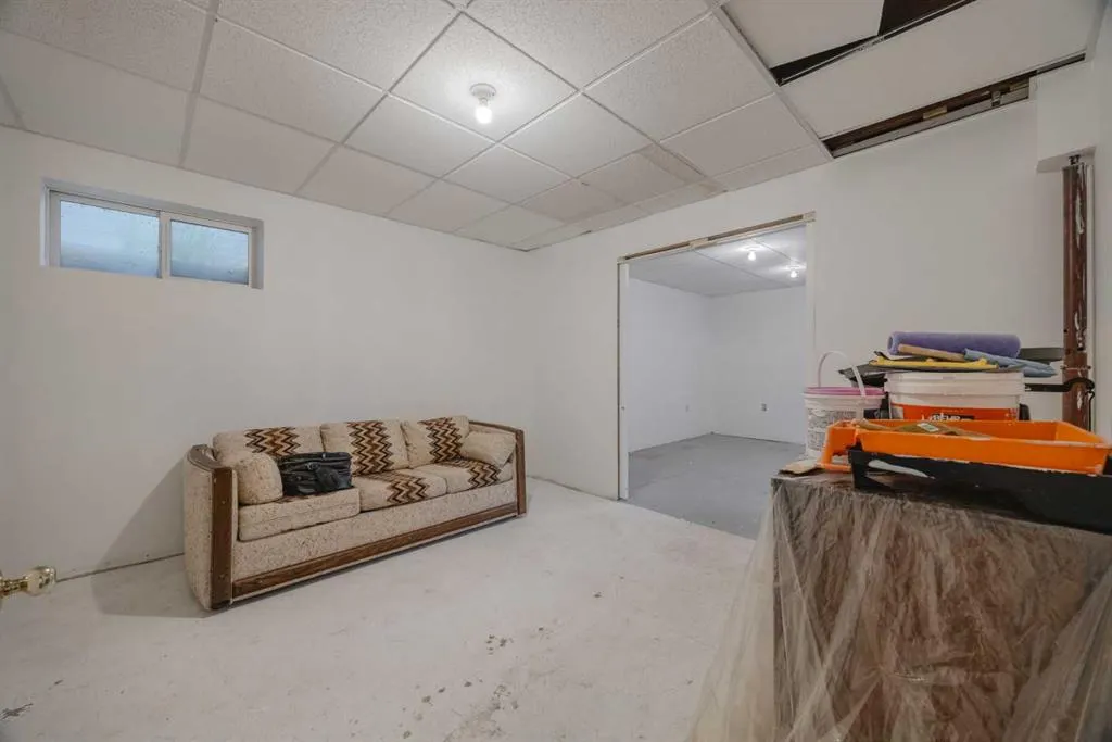 15 Elma Street W