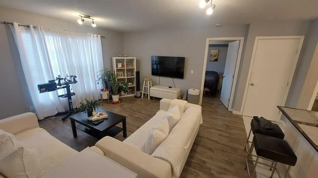 2000 applevillage Court SE, #402